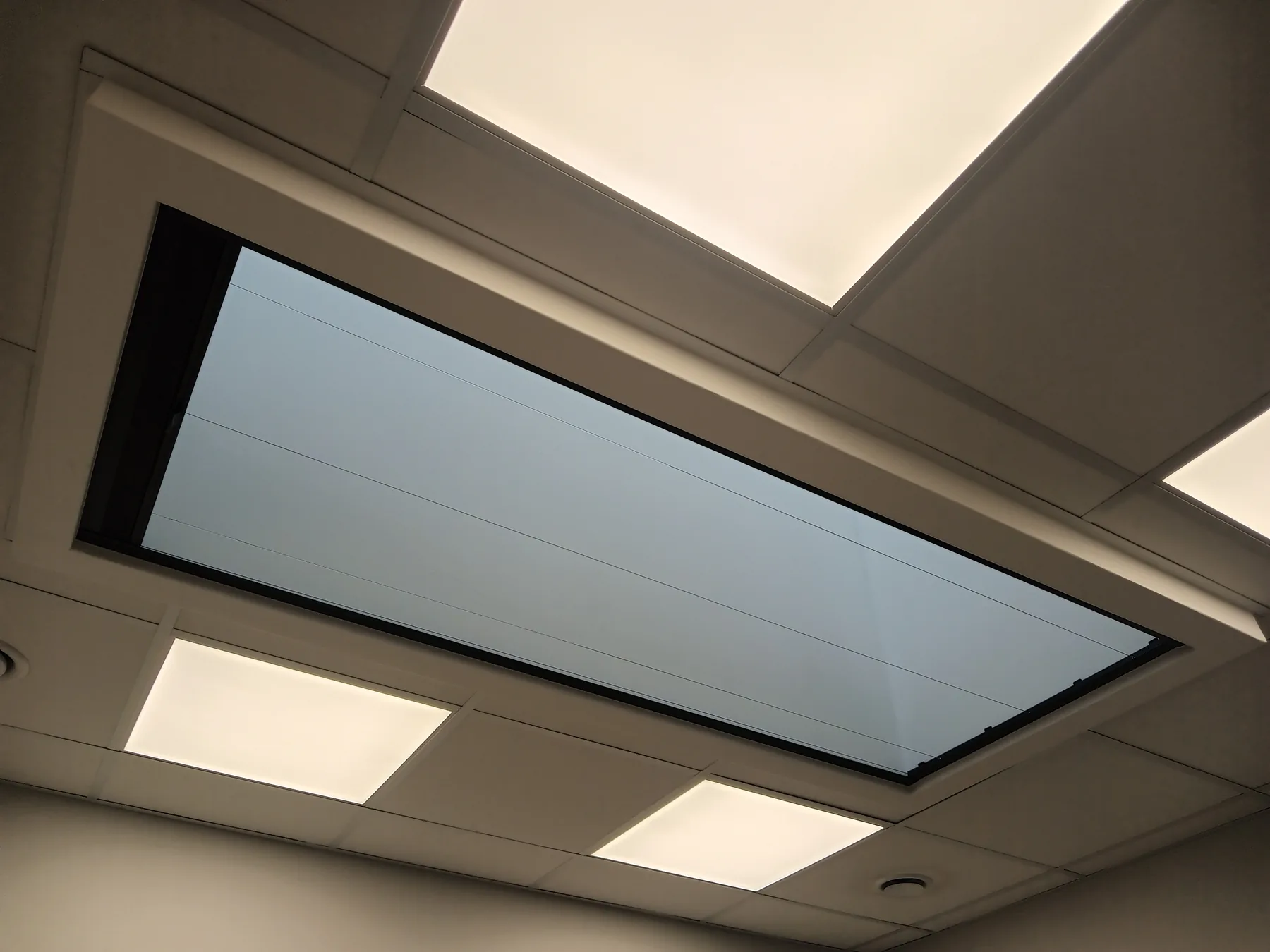 Plisa dachowa w Katowicach - ujęcie detalu prowadzenia tkaniny