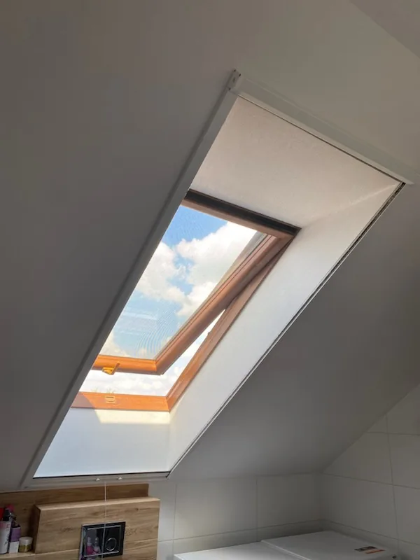 Moskitiera Vertica do okien dachowych w realizacji na Śląsku - widok pojedynczego okna dachowego z moskitierą vertica
