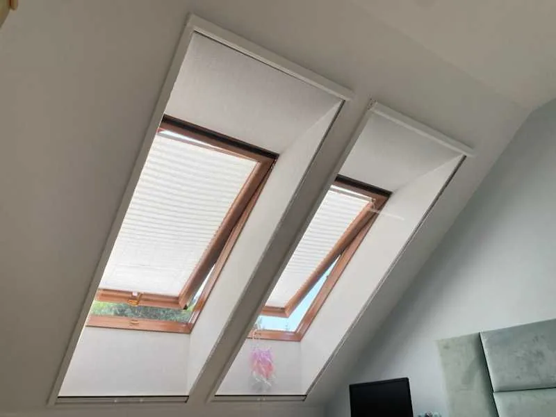 Moskitiera Vertica do okien dachowych w realizacji na Śląsku - efekt końcowy osłon na poddaszu