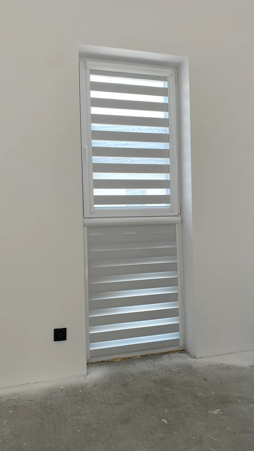 Rolety dzień-noc Suita w Czeladzi - ujęcie wnętrza z częściowo opuszczoną osłoną