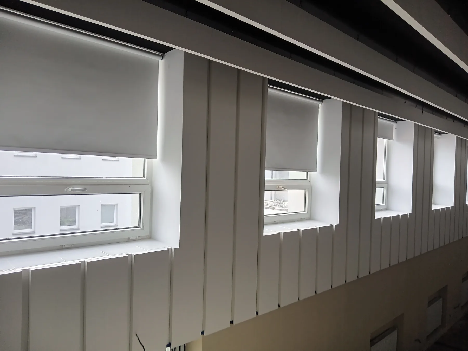 Rolety Largo w Katowicach - widok ogólny okna z roletą largo