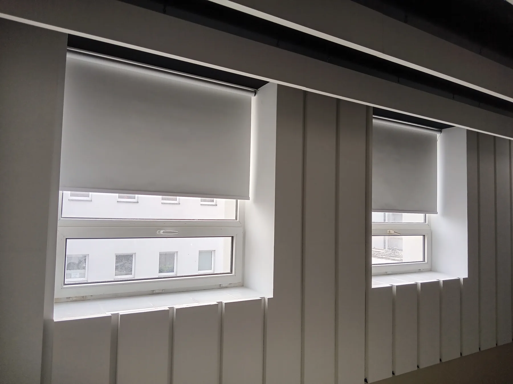 Rolety Largo w Katowicach - kadr pokazujący pracę tkaniny we wnętrzu