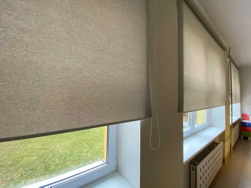 Rolety materiałowe Elegant w realizacji na Śląsku - widok okna z roletą materiałową po montażu