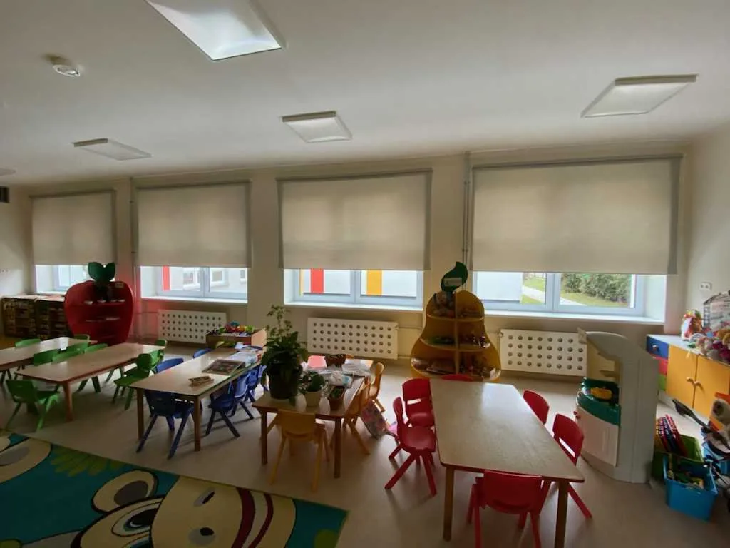 Rolety materiałowe Elegant w realizacji na Śląsku - kadr wnętrza z osłoną w pozycji pośredniej