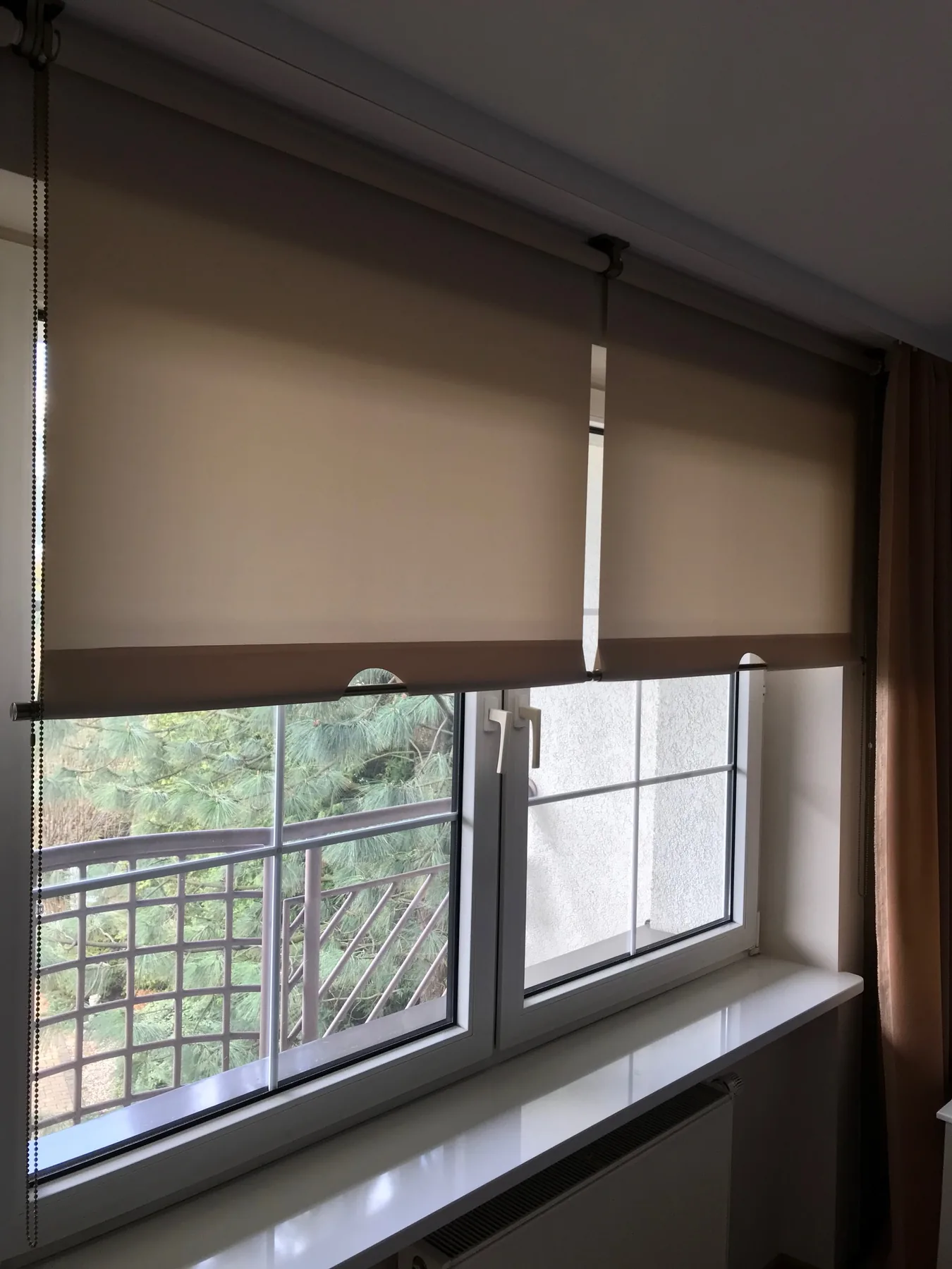 Rolety materiałowe Presto w realizacji na Śląsku - kadr wnętrza z dopasowaną osłoną