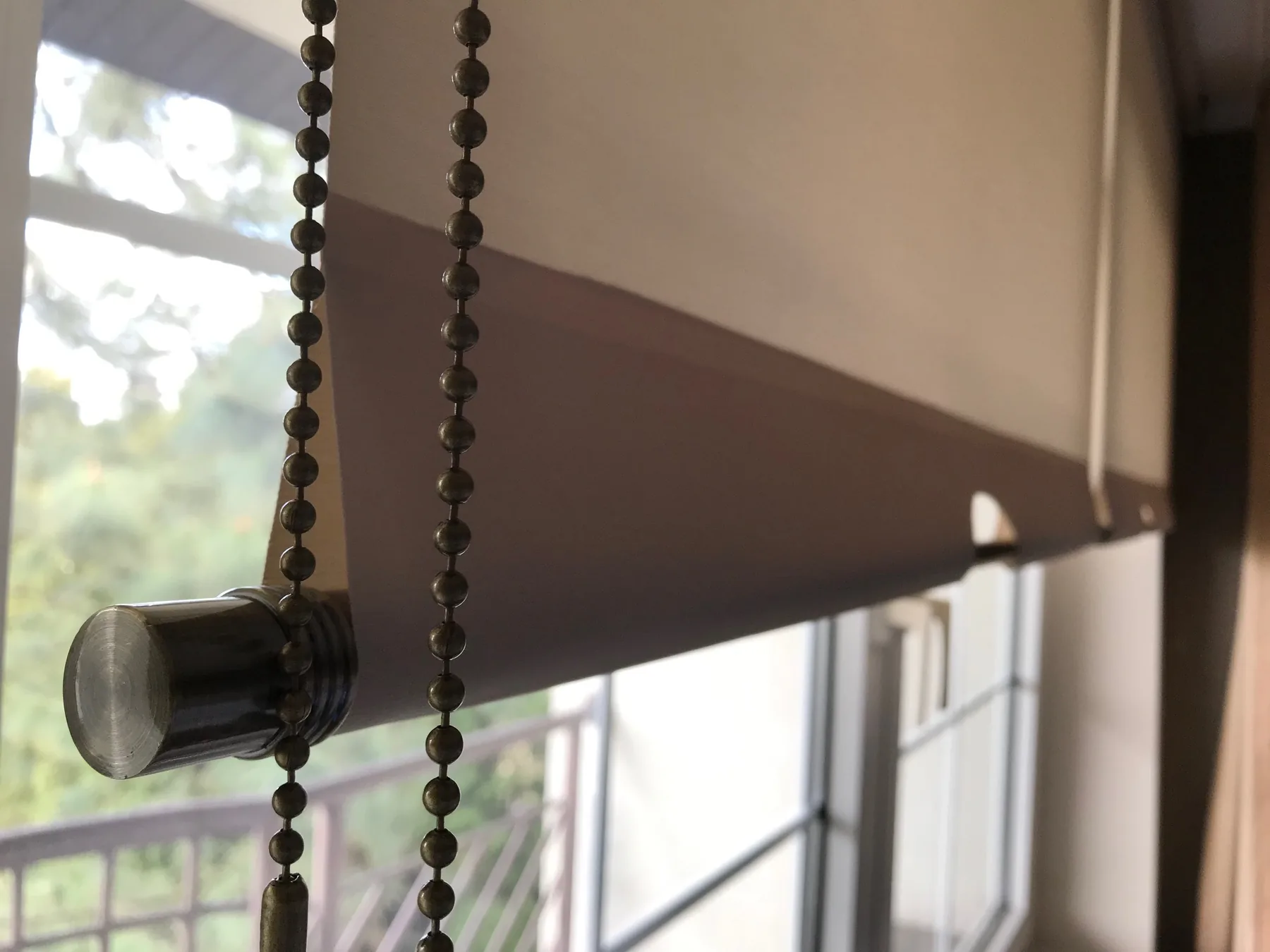 Rolety materiałowe Presto w realizacji na Śląsku - detal mechanizmu i prowadzenia tkaniny