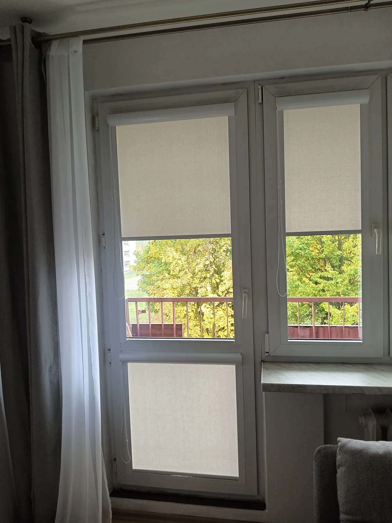 Rolety materiałowe Passionata w Sosnowcu - widok okna z opuszczoną roletą