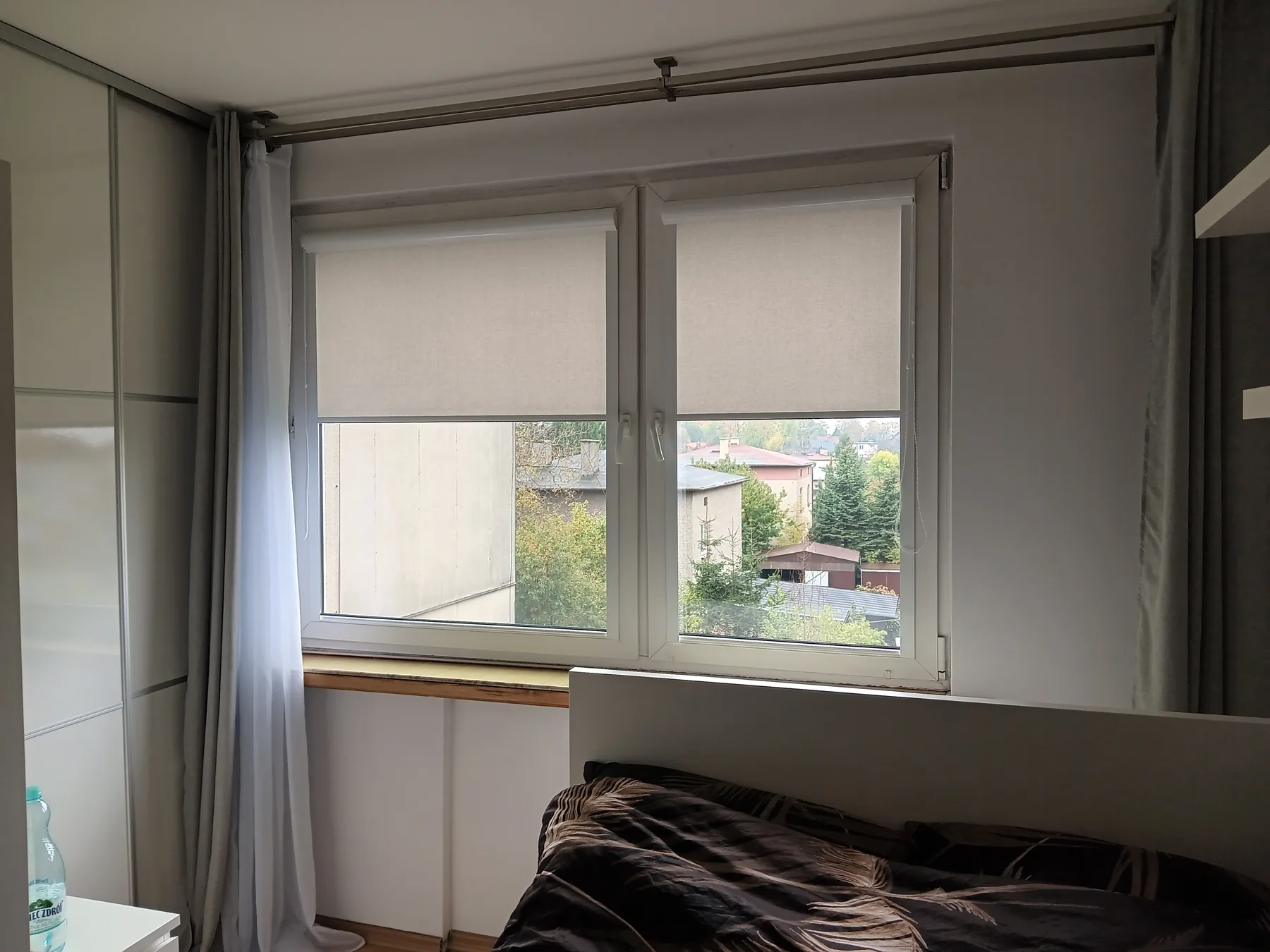 Rolety materiałowe Passionata w Sosnowcu - kadr wnętrza z dopasowaną osłoną