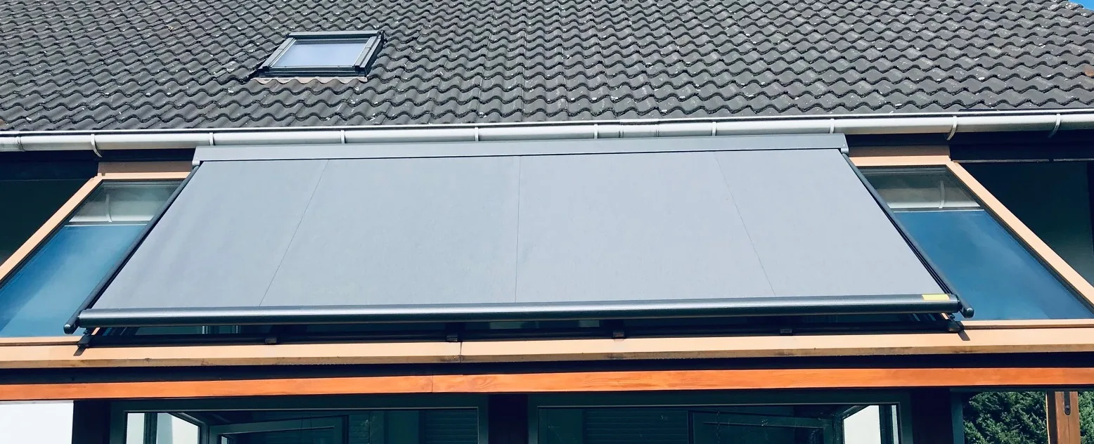 Rolety poziome Veranda w realizacji na Śląsku - kadr pokazujący prowadzenie systemu pod szkłem