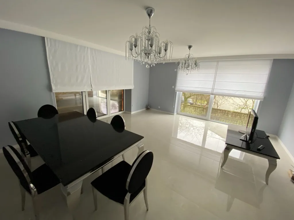 Rolety rzymskie w szarym wnętrzu w realizacji w Bytomiu - efekt końcowy rolet w nowoczesnym szarym wnętrzu