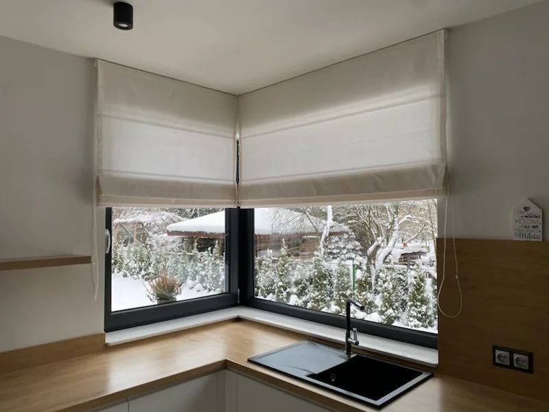 Rolety rzymskie przy narożnym przeszkleniu w realizacji w Jaworznie - efekt końcowy osłon przy kuchennym narożniku