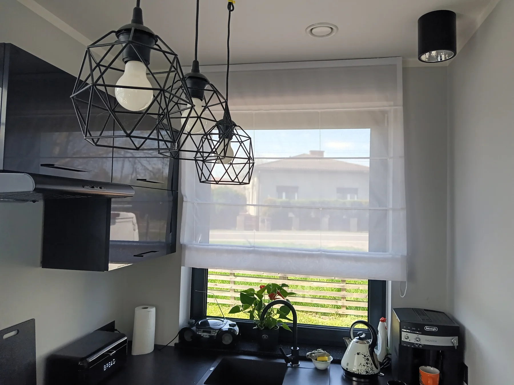 Rolety rzymskie w kuchni w realizacji na Śląsku - kadr rolety nad blatem roboczym od strony zlewu