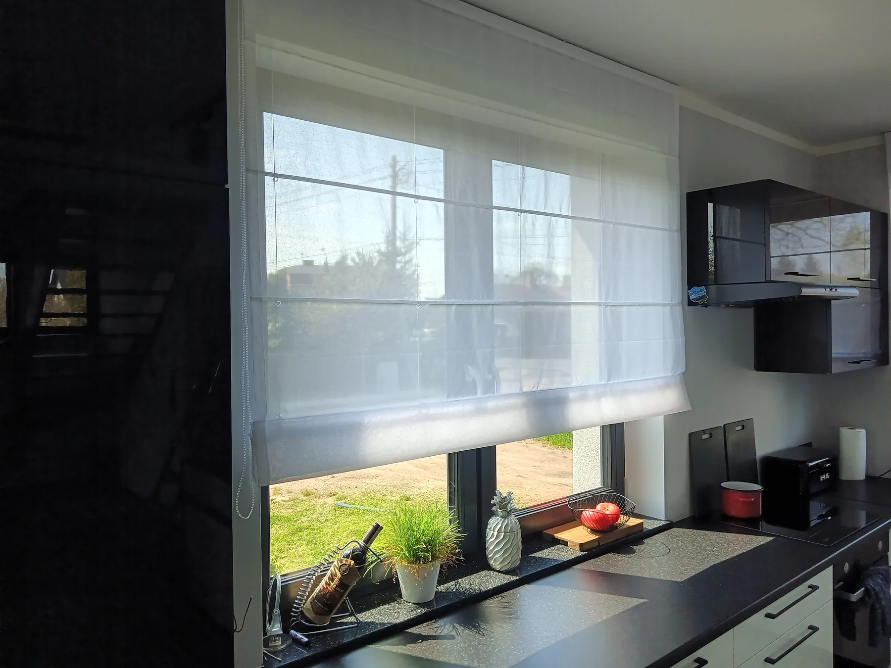 Rolety rzymskie w kuchni w realizacji na Śląsku - ujęcie tkaniny przy świetle dziennym w kuchni