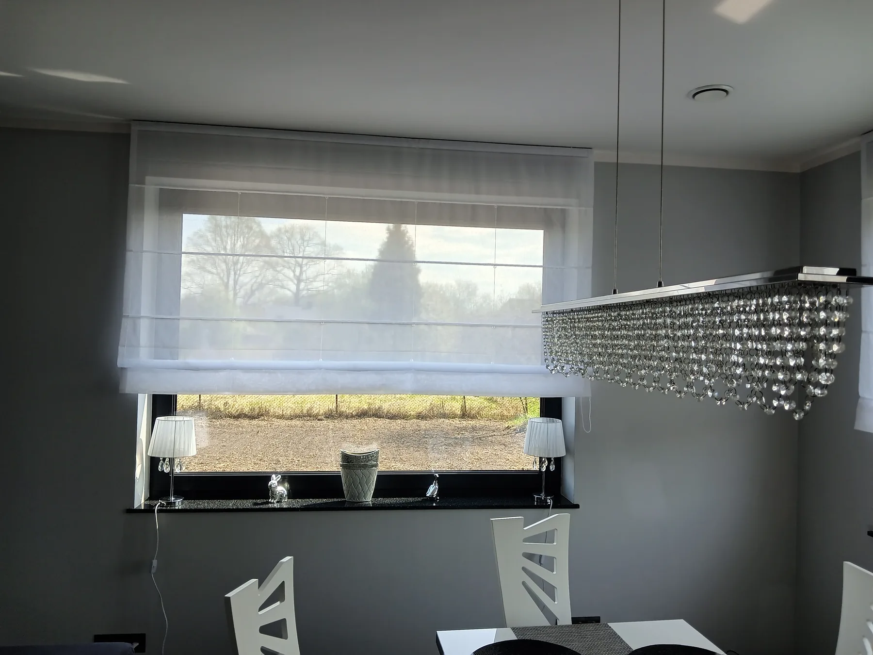 Rolety rzymskie w kuchni w realizacji na Śląsku - efekt końcowy po montażu przy zabudowie kuchennej