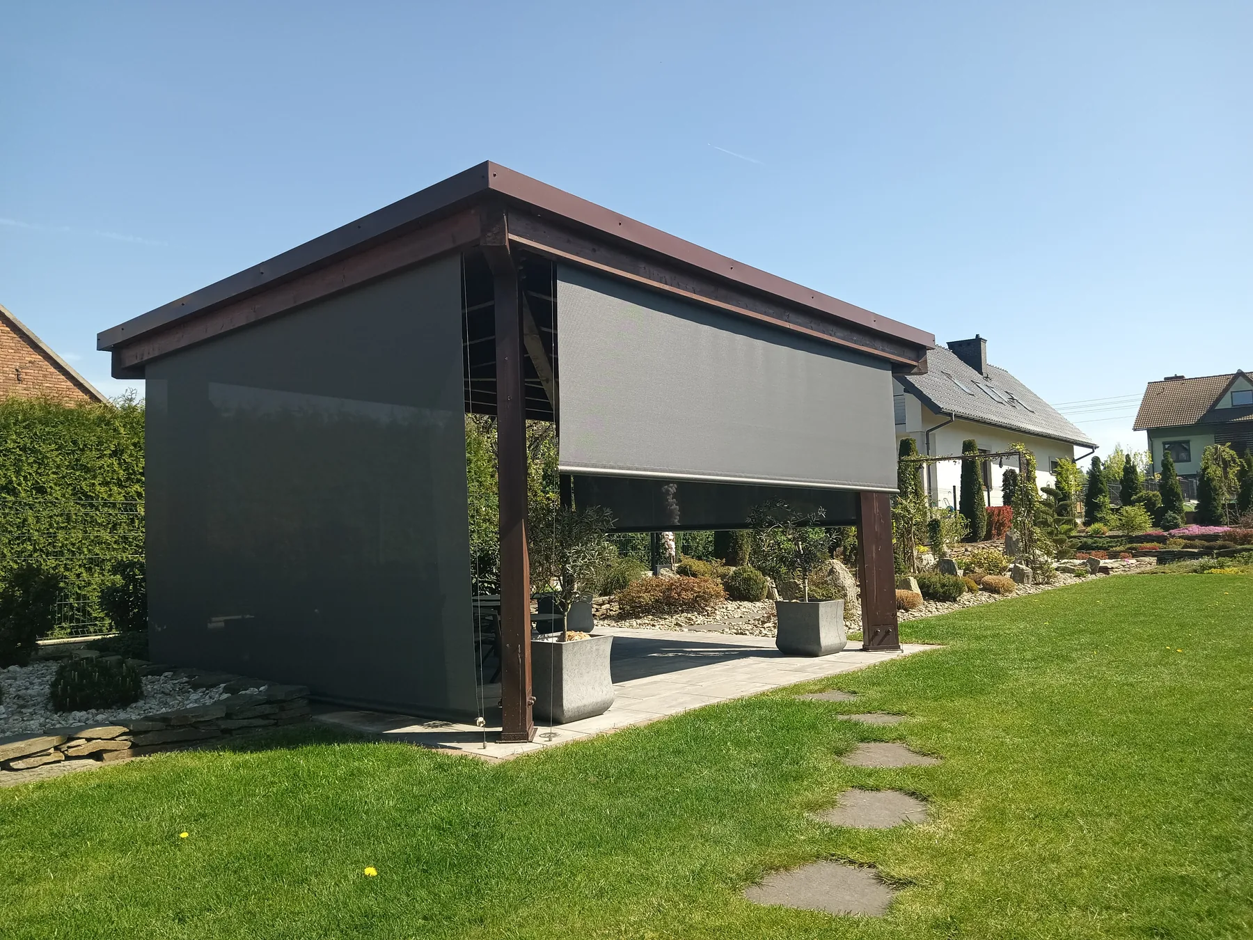 Refleksol 103 w Lędzinach - kadr pokazujący przeszklenie z opuszczoną tkaniną