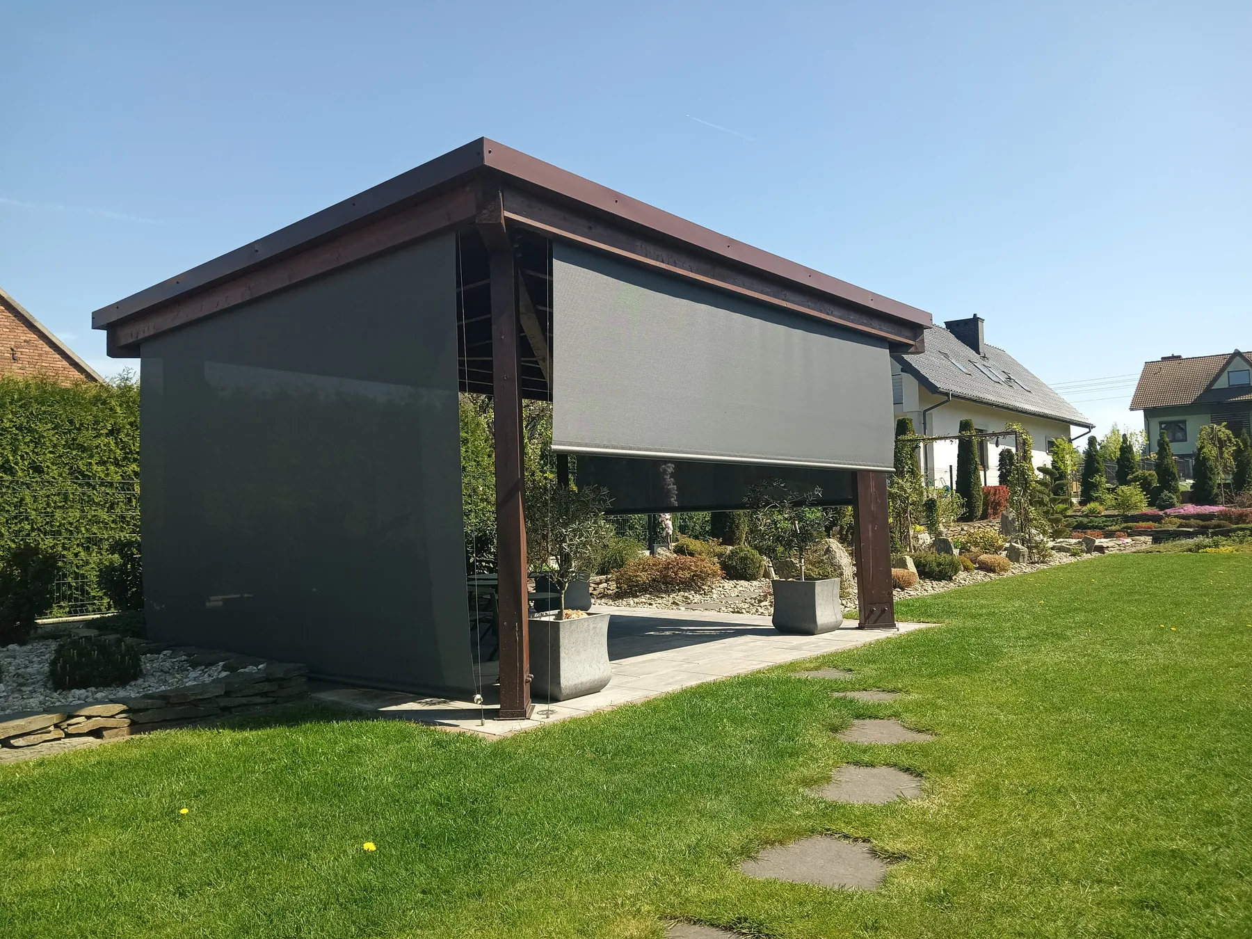 Refleksol 103 w Lędzinach - ujęcie boczne prowadnic i kasety