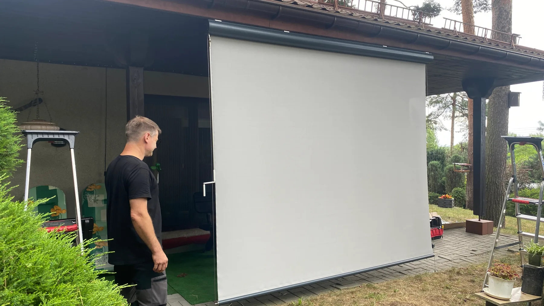 Screeny w Sławkowie - widok przeszklenia z opuszczonym screenem