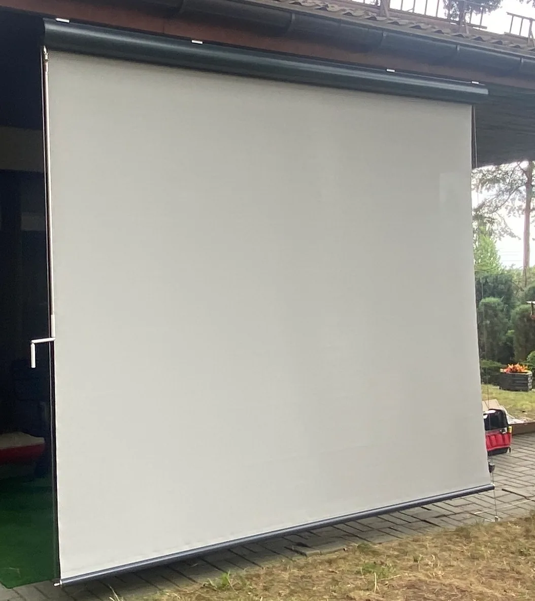 Screeny w Sławkowie - kadr elewacji z osłoną przeciwsłoneczną