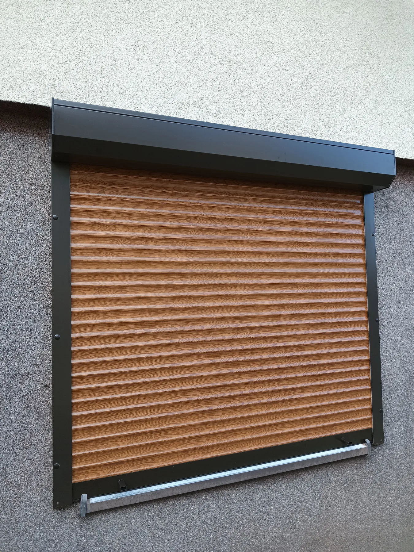 Rolety zewnętrzne standard w realizacji w Będzinie - realizacja standardowych rolet zewnętrznych - ujęcie 2