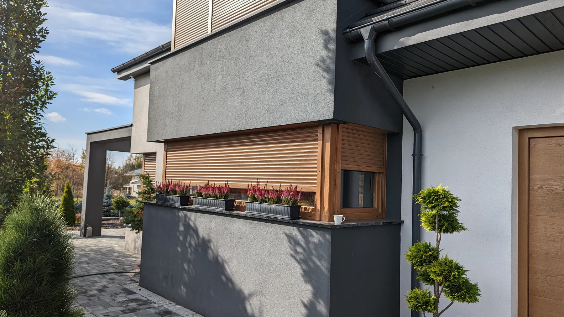 Rolety podtynkowe w Częstochowie - ujęcie narożne z linią prowadnic