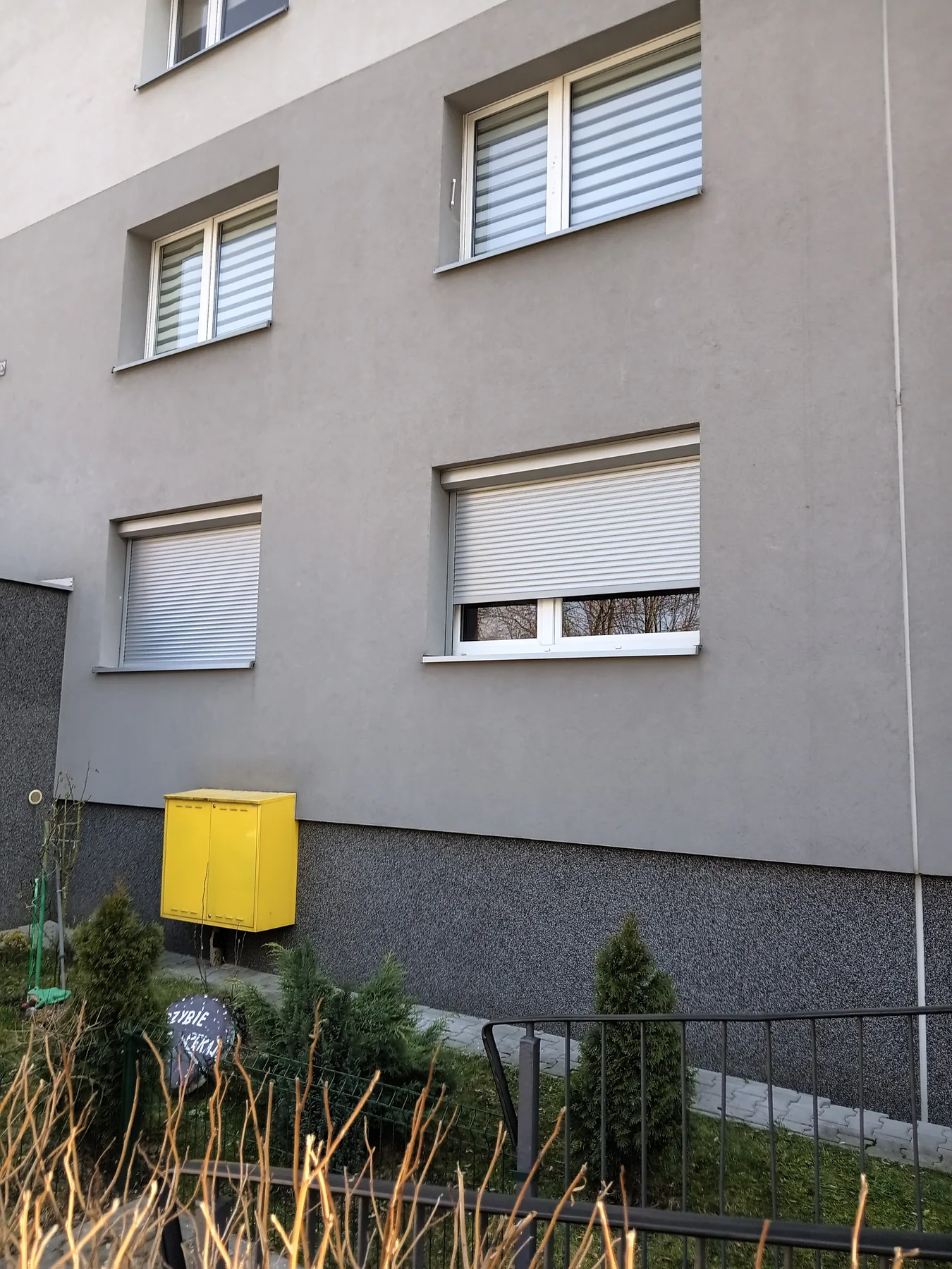 Rolety zewnętrzne standard w realizacji na Śląsku - kadr batchowej realizacji rolet zewnętrznych standard na śląsku