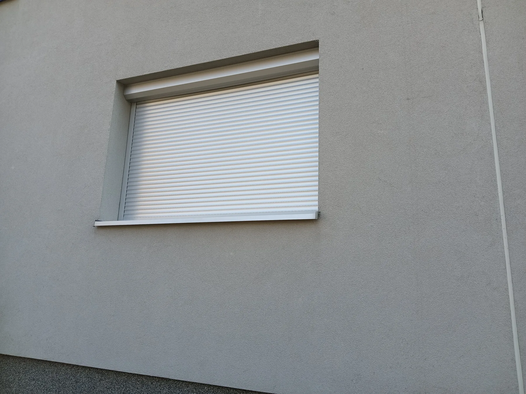 Rolety zewnętrzne standard w realizacji na Śląsku - kadr batchowej realizacji rolet zewnętrznych standard na śląsku - ujęcie 2