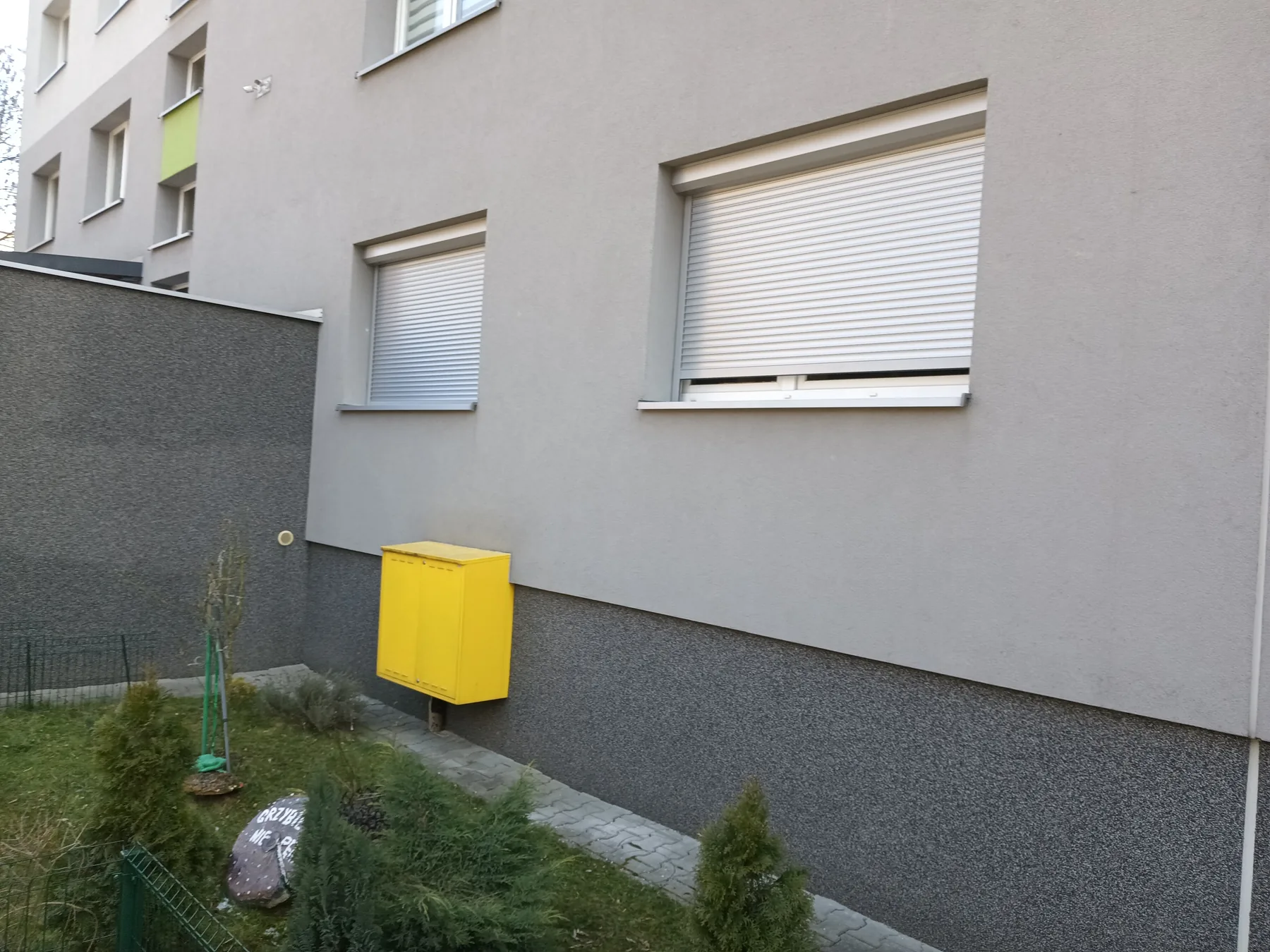 Rolety zewnętrzne standard w realizacji na Śląsku - kadr batchowej realizacji rolet zewnętrznych standard na śląsku - ujęcie 3