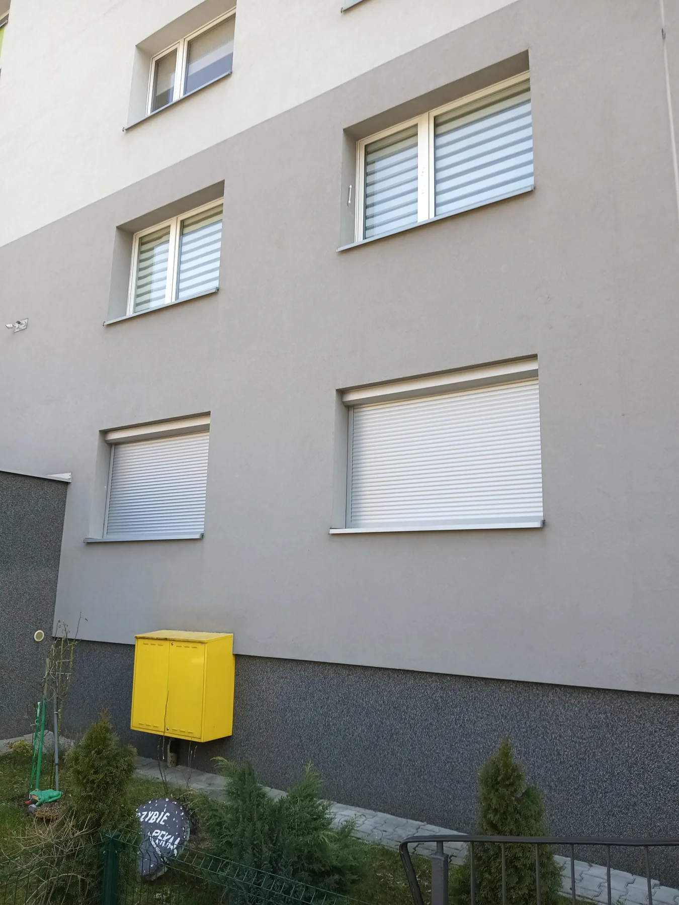 Rolety zewnętrzne standard w realizacji na Śląsku - kadr batchowej realizacji rolet zewnętrznych standard na śląsku - ujęcie 4