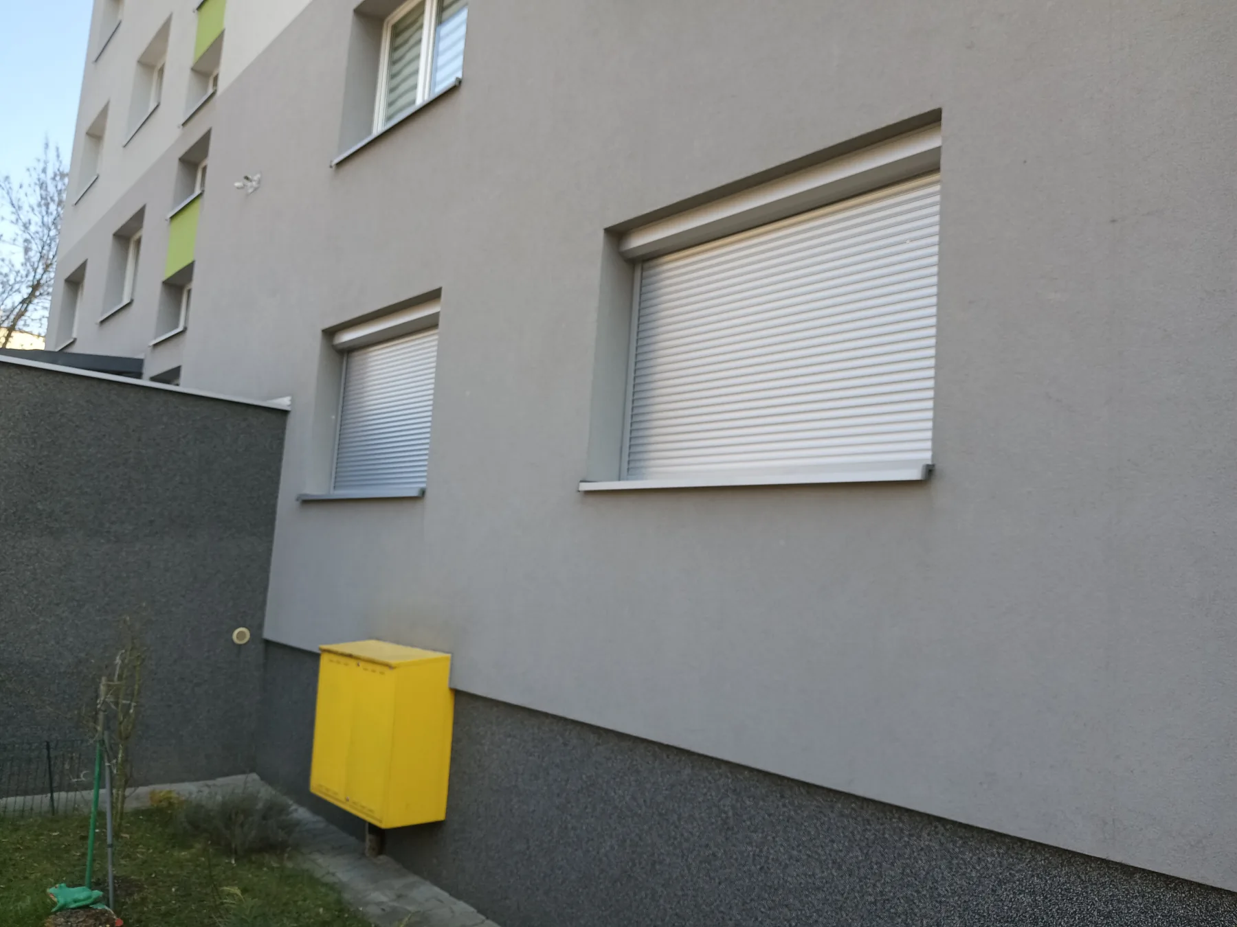 Rolety zewnętrzne standard w realizacji na Śląsku - kadr batchowej realizacji rolet zewnętrznych standard na śląsku - ujęcie 5