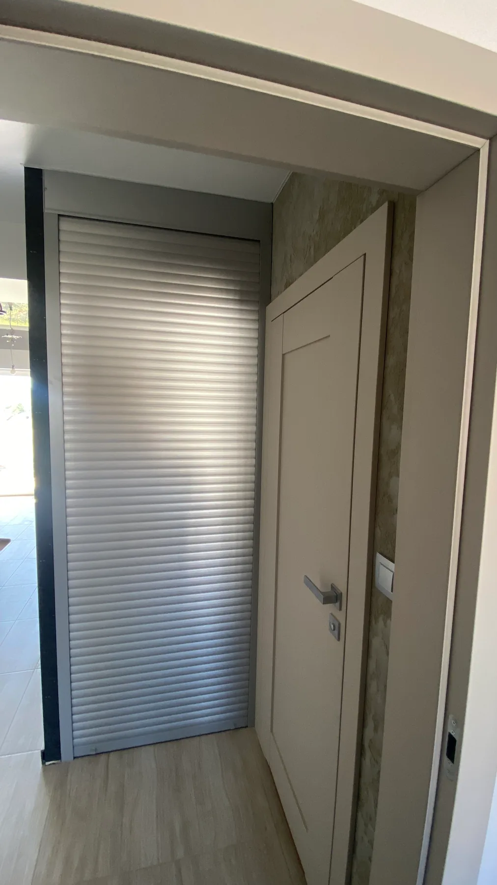 Rolety zewnętrzne w Sosnowcu Dańdówce - widok okien z zamontowanymi roletami