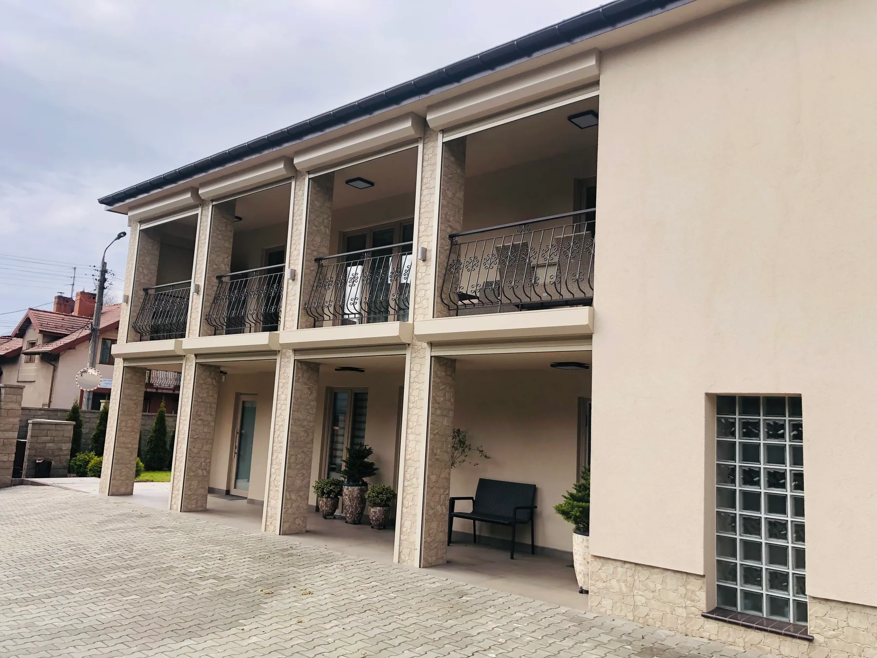 Rolety zewnętrzne w Sosnowcu Pogoń - widok ogólny elewacji po montażu