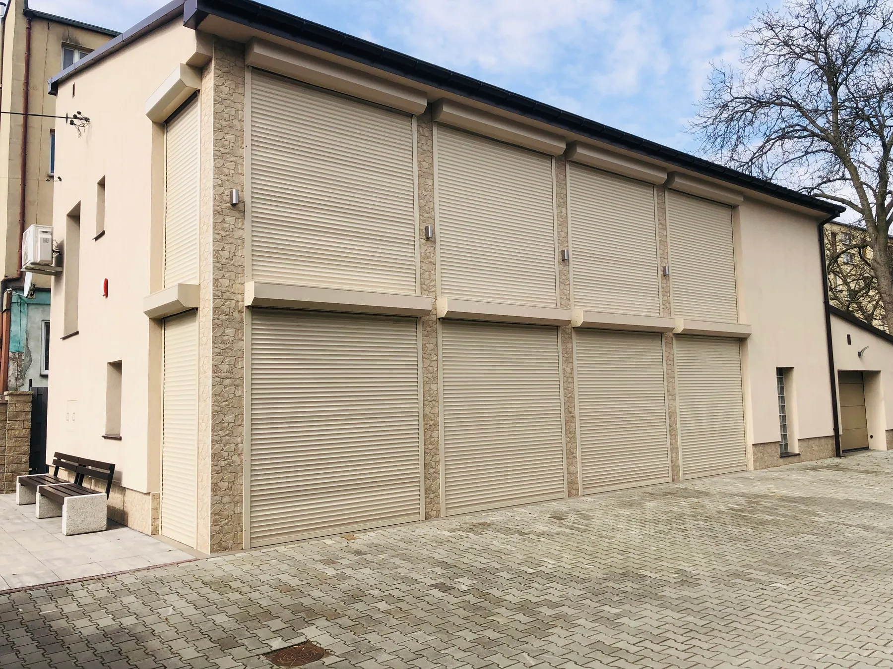 Rolety zewnętrzne w Sosnowcu Pogoń - kadr pokazujący kilka osłon przy jednej ścianie