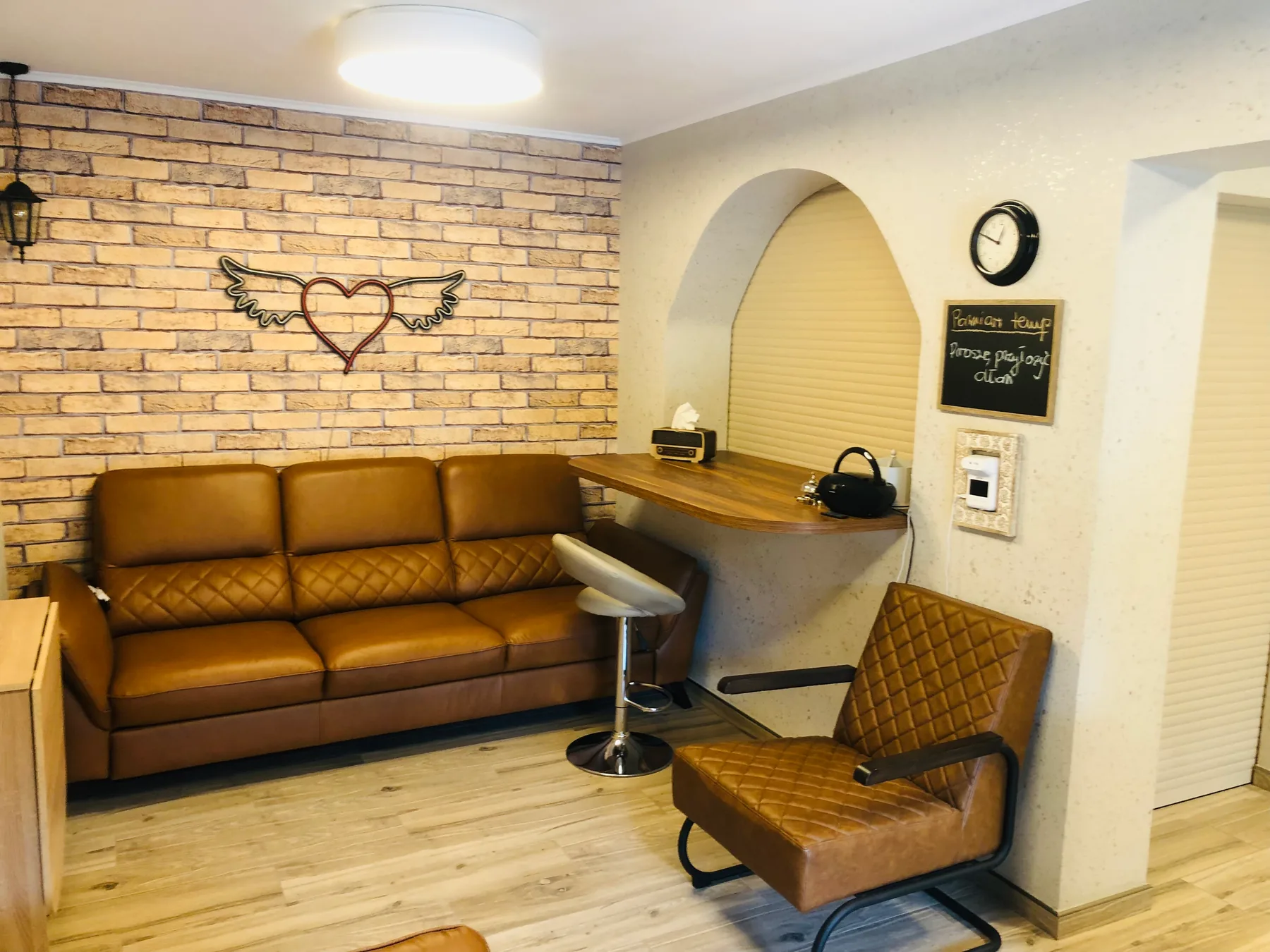 Rolety zewnętrzne w Sosnowcu Pogoń - ujęcie rolety opuszczonej na oknie strefy dziennej