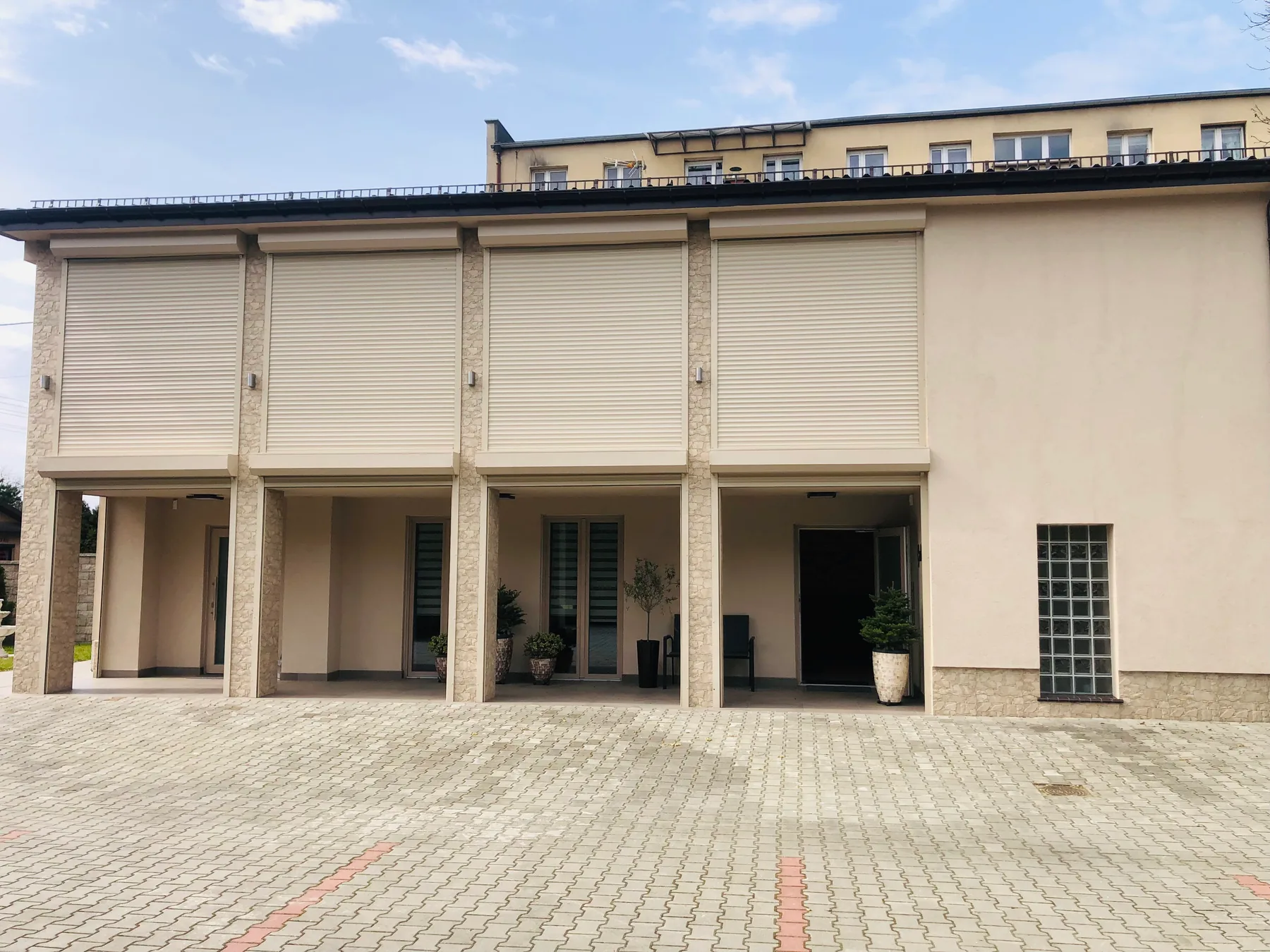 Rolety zewnętrzne w Sosnowcu Pogoń - detal prowadnic i skrzynki systemu