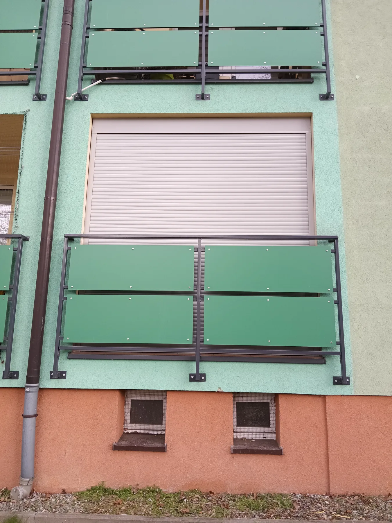 Roleta zewnętrzna przy zabudowie balkonu w Sosnowcu - pojedynczy kadr realizacji rolety zewnętrznej przy zabudowie balkonu