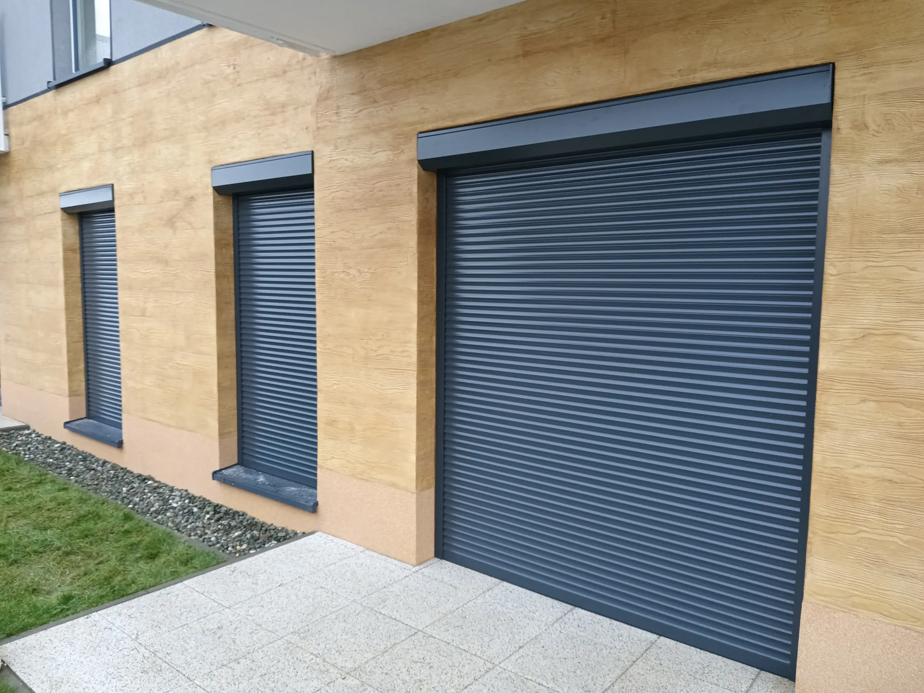 Rolety zewnętrzne w systemie standard w Sosnowcu - dodatkowy kadr realizacji standardowych rolet zewnętrznych w sosnowcu - ujęcie 2