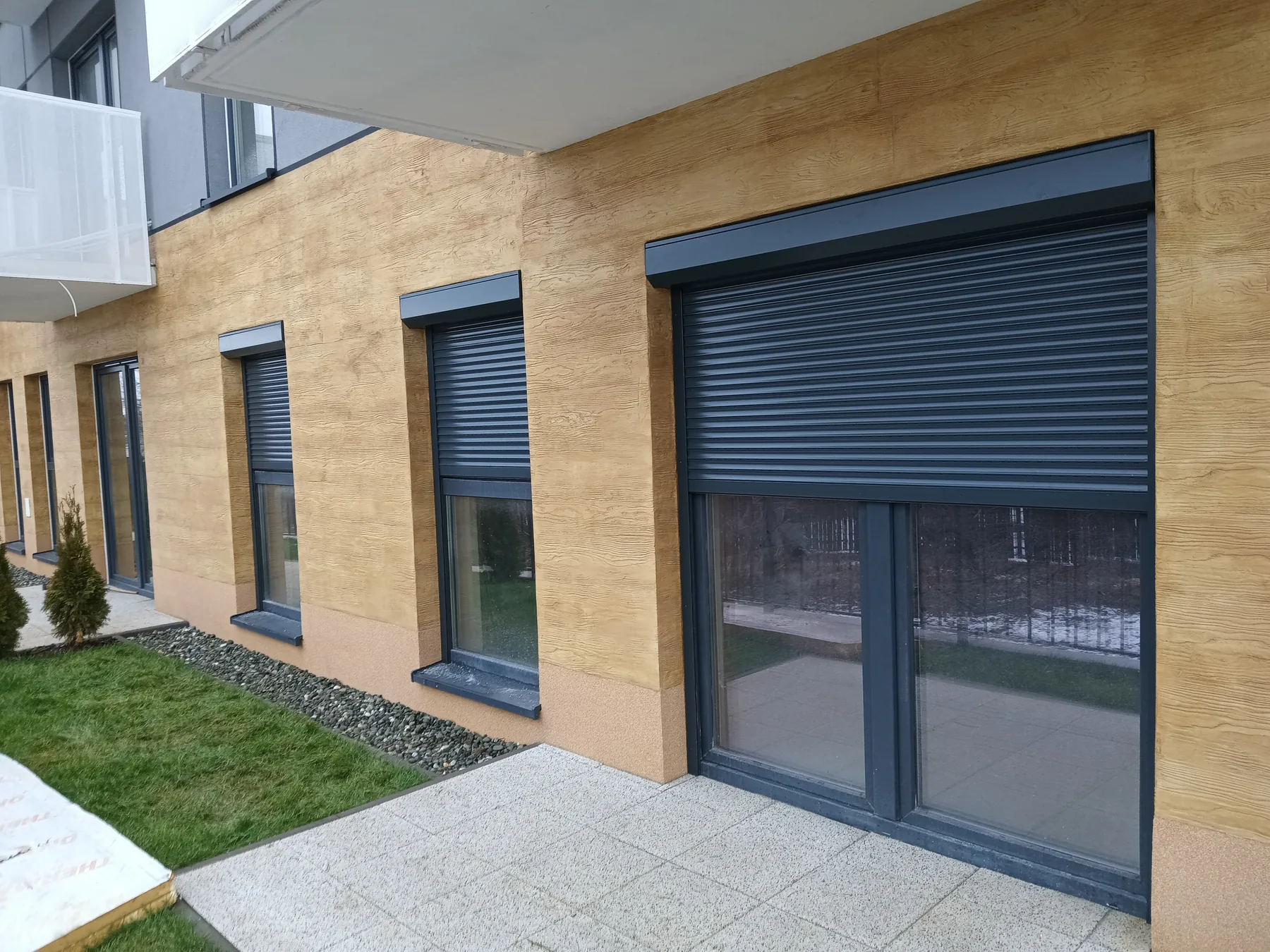 Rolety zewnętrzne w systemie standard w Sosnowcu - dodatkowy kadr realizacji standardowych rolet zewnętrznych w sosnowcu - ujęcie 3