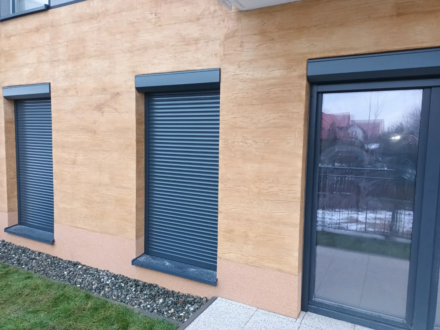 Rolety zewnętrzne w systemie standard w Sosnowcu - dodatkowy kadr realizacji standardowych rolet zewnętrznych w sosnowcu - ujęcie 4