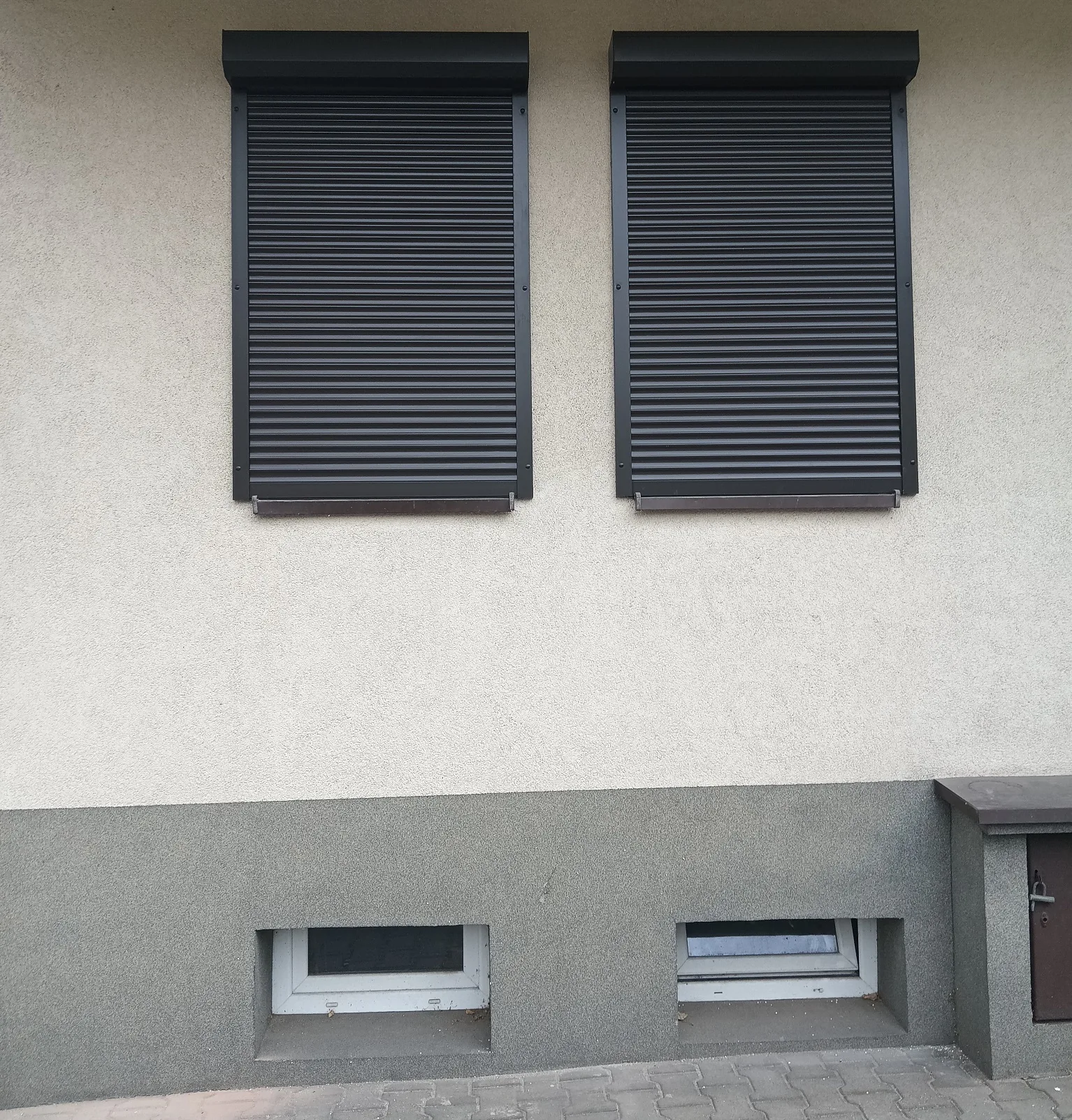 Rolety zewnętrzne w systemie standard w Sosnowcu - dodatkowy kadr realizacji standardowych rolet zewnętrznych w sosnowcu - ujęcie 6