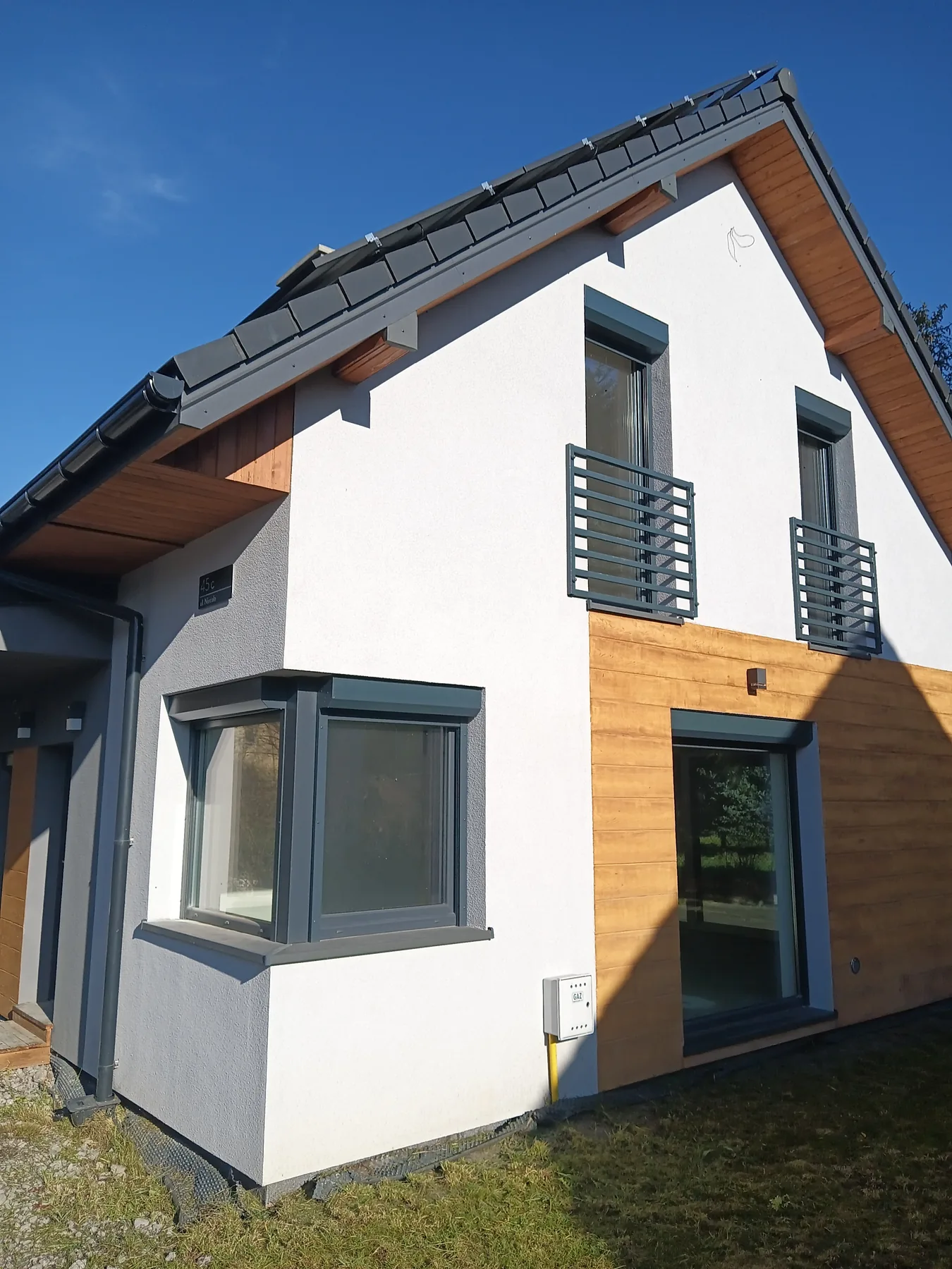 Rolety zewnętrzne w systemie standard w Sosnowcu - dodatkowy kadr realizacji standardowych rolet zewnętrznych w sosnowcu - ujęcie 8