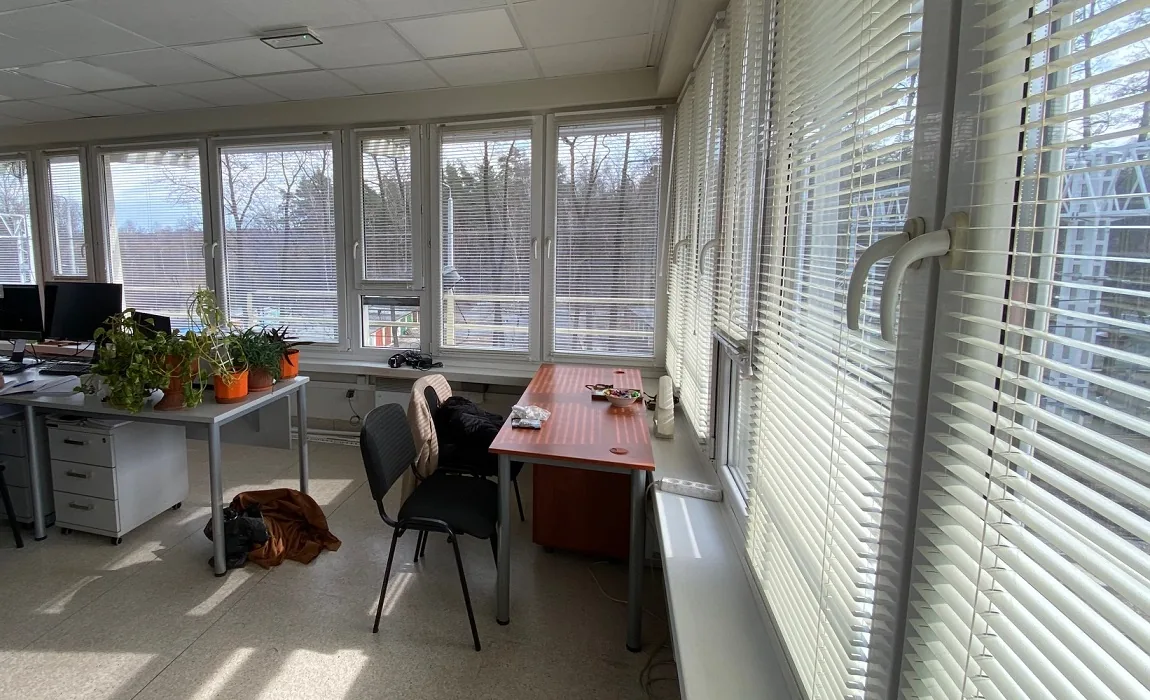 Żaluzje aluminiowe 25 mm w Chełmku - widok okna z żaluzją aluminiową