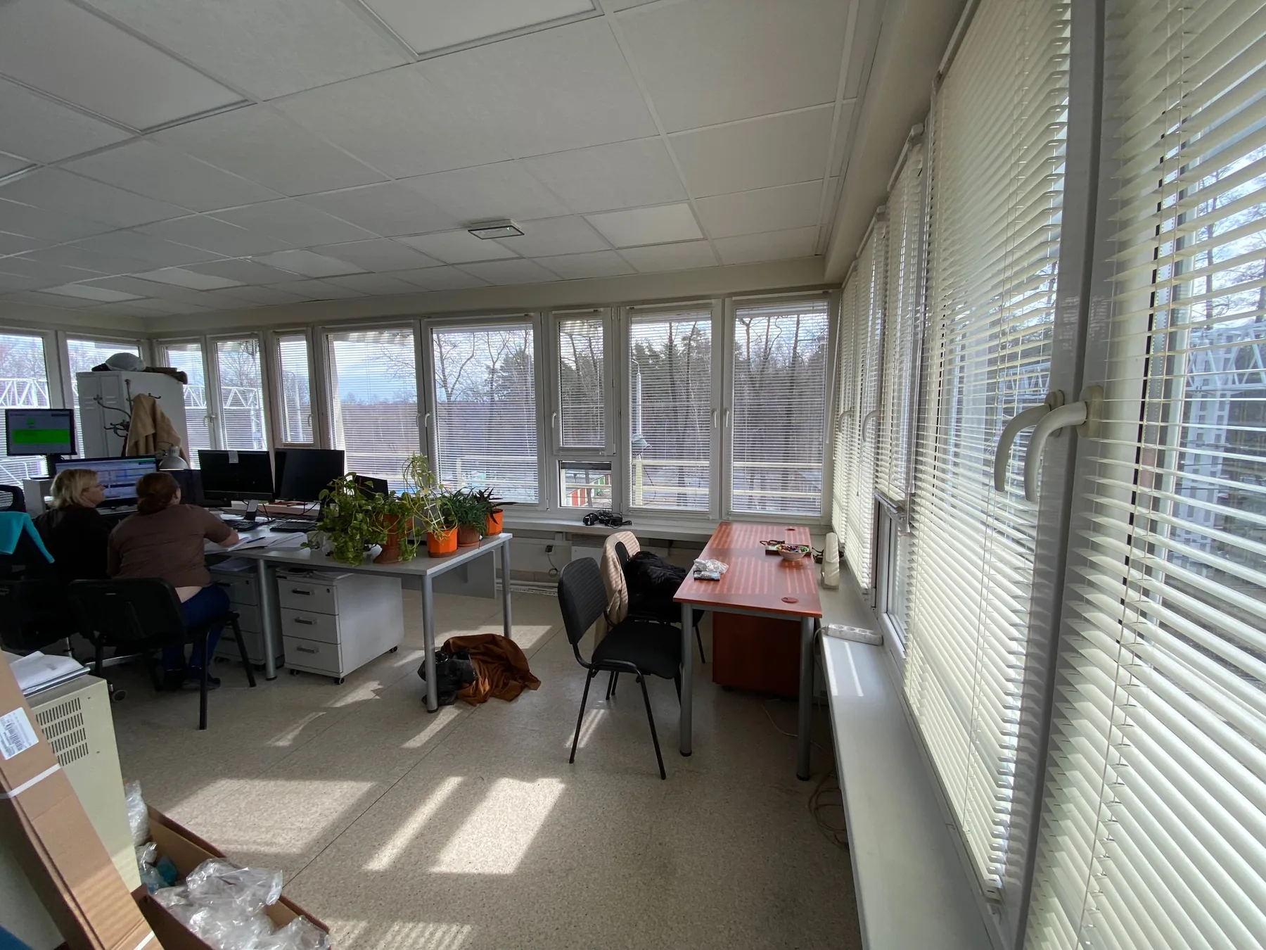 Żaluzje aluminiowe 25 mm w Chełmku - kadr stanowiska przy przeszkleniu