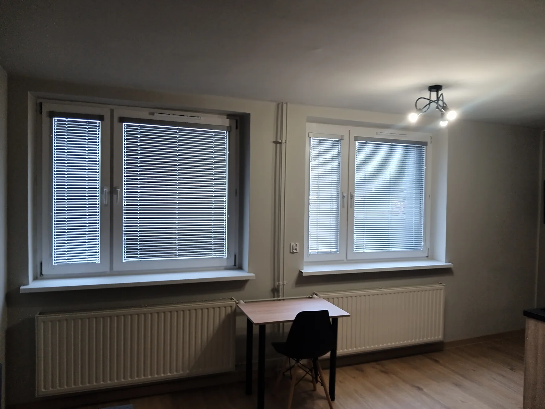 Żaluzje aluminiowe 25 mm w Chorzowie - widok okna z żaluzją aluminiową