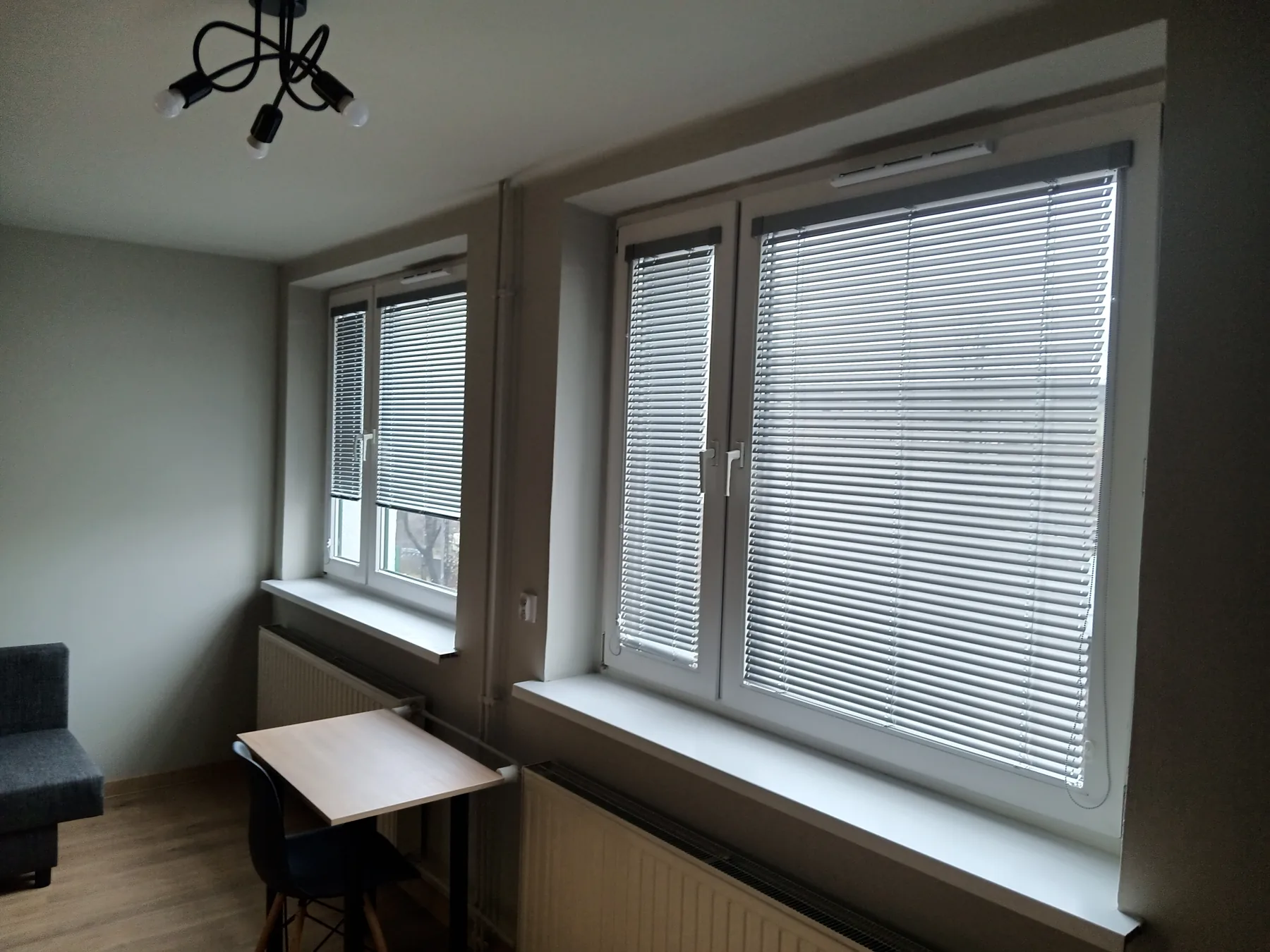 Żaluzje aluminiowe 25 mm w Chorzowie - kadr pokazujący pracę lameli