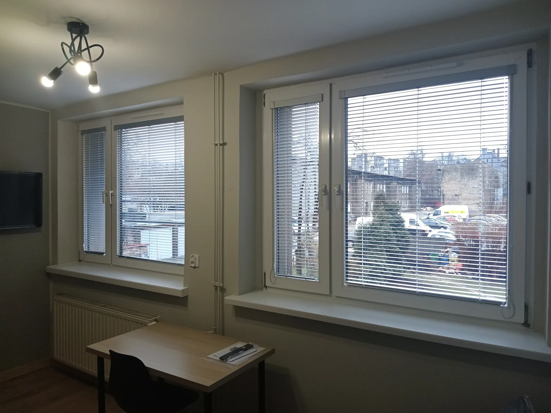 Żaluzje aluminiowe 25 mm w Chorzowie - ujęcie kilku okien w jednym wnętrzu