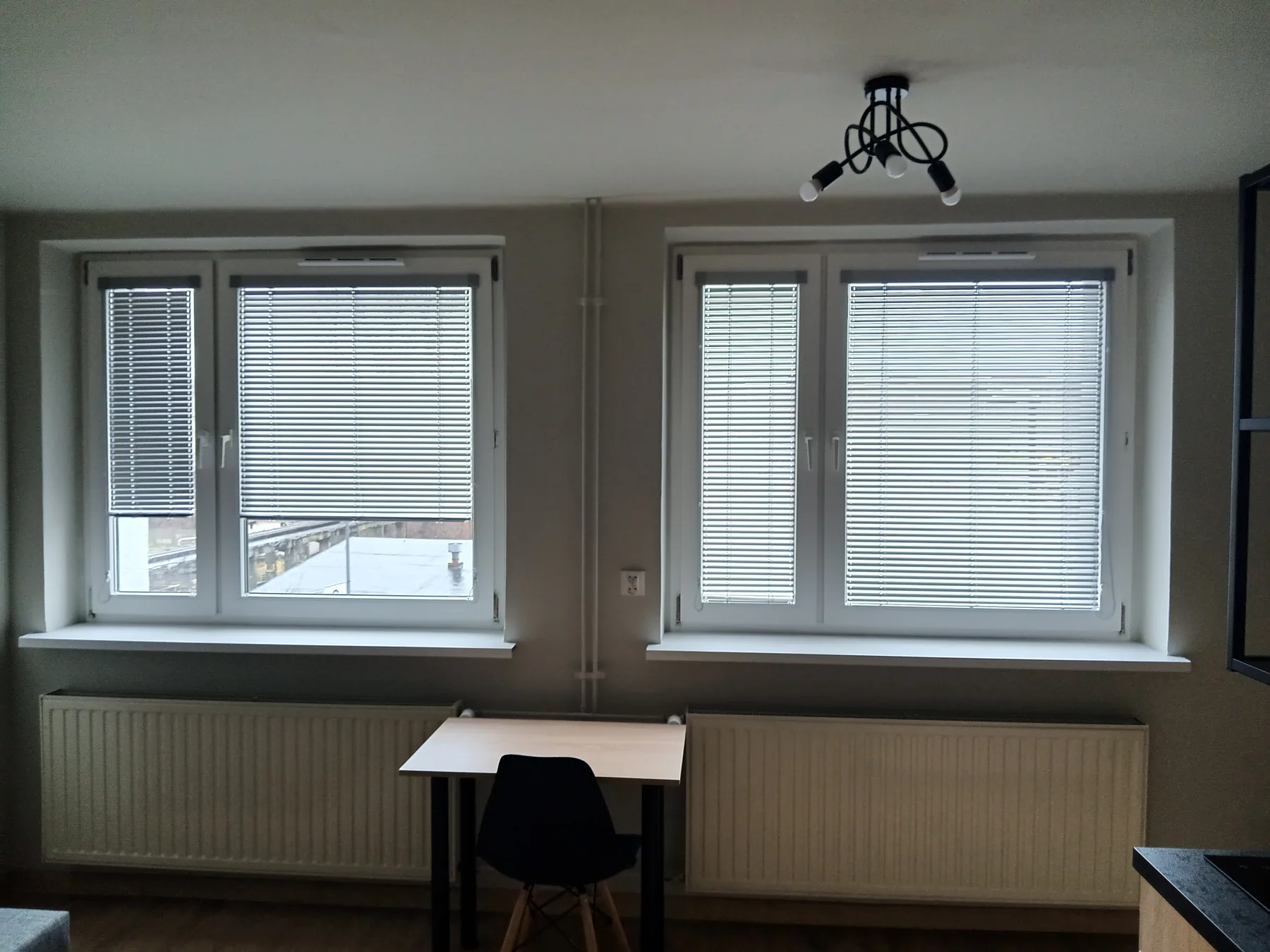 Żaluzje aluminiowe 25 mm w Chorzowie - detal sterowania i wykończenia osłony