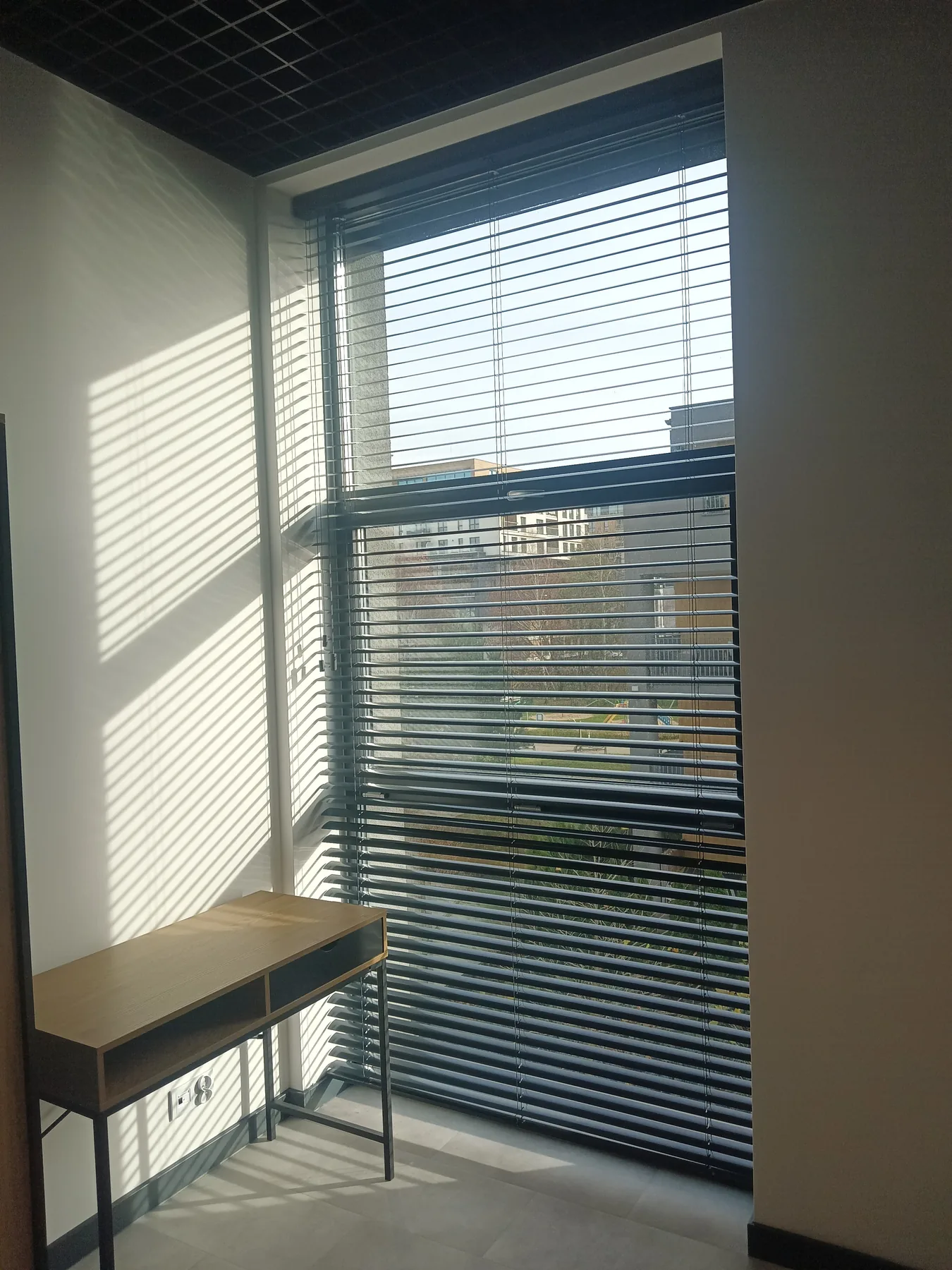 Żaluzje aluminiowe 50 mm w Dąbrowie Górniczej - dodatkowy kadr realizacji żaluzji aluminiowych 50 mm w dąbrowie górniczej - ujęcie 5