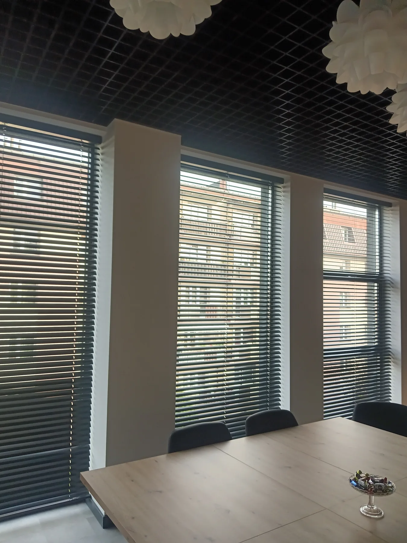 Żaluzje aluminiowe 50 mm w Dąbrowie Górniczej - dodatkowy kadr realizacji żaluzji aluminiowych 50 mm w dąbrowie górniczej - ujęcie 7