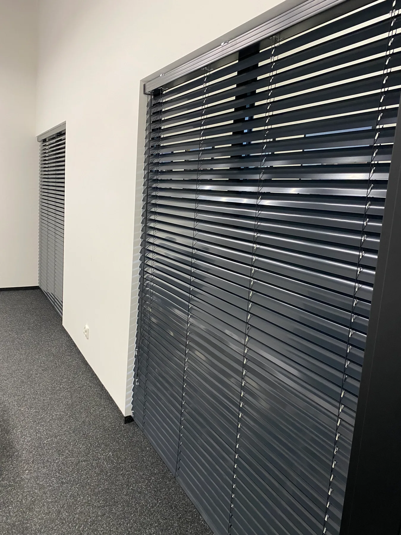 Żaluzje aluminiowe 50 mm w realizacji na Śląsku - kadr batchowej realizacji żaluzji aluminiowych 50 mm na śląsku