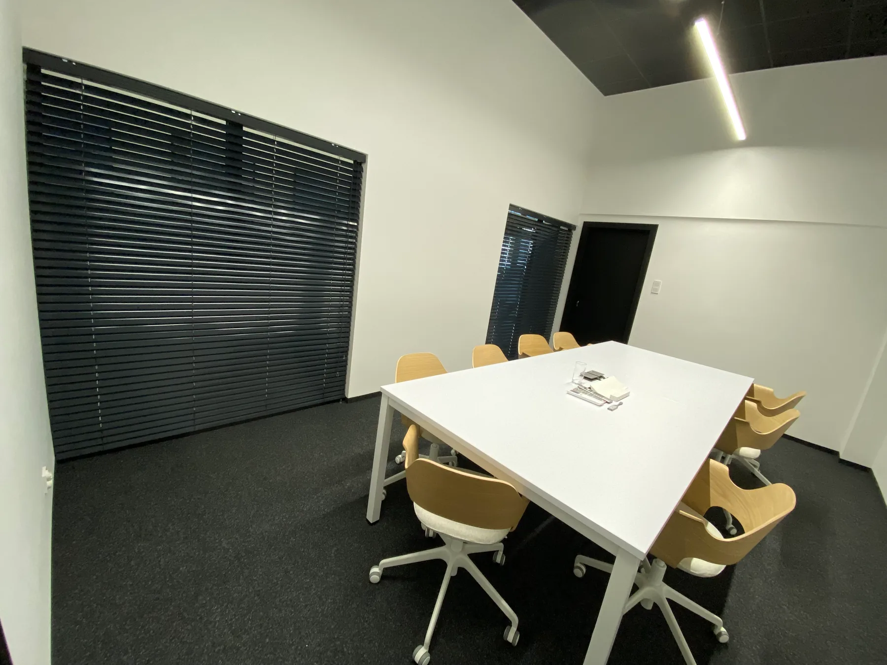 Żaluzje aluminiowe 50 mm w realizacji na Śląsku - kadr batchowej realizacji żaluzji aluminiowych 50 mm na śląsku - ujęcie 2